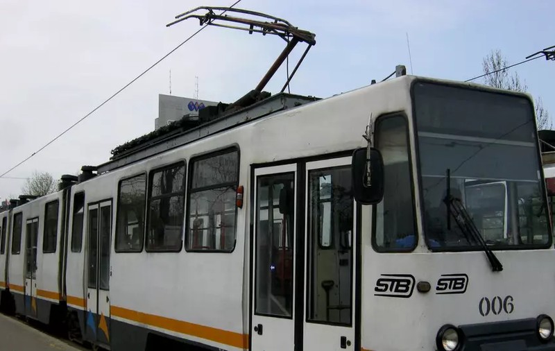 Bărbat din București, surprins în timp ce făcea acte sexuale în tramvai, în faţa femeilor. El a fost reținut