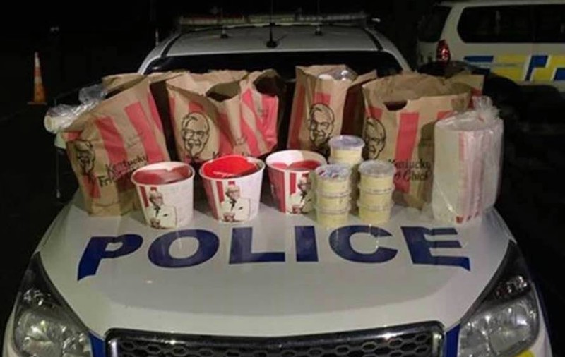 „Contrabandă” cu aripioare. Doi interlopi neo-zeelandezi, arestați după ce au încercat să intre în Auckland, oraș în carantină, cu zeci de produse fast-food