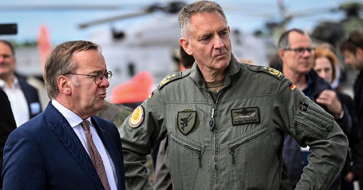 Ministrul german al Apărării, Boris Pistorius, stă lângă inspectorul Forțelor Aeriene Germane, generalul-locotenent Holger Neumann, în timp ce acesta vizitează Expoziția Aerospațială Internațională (ILA) de la aeroportul BER din Schoenefeld, la sud-est de Berlin, pe 12 iunie 2026