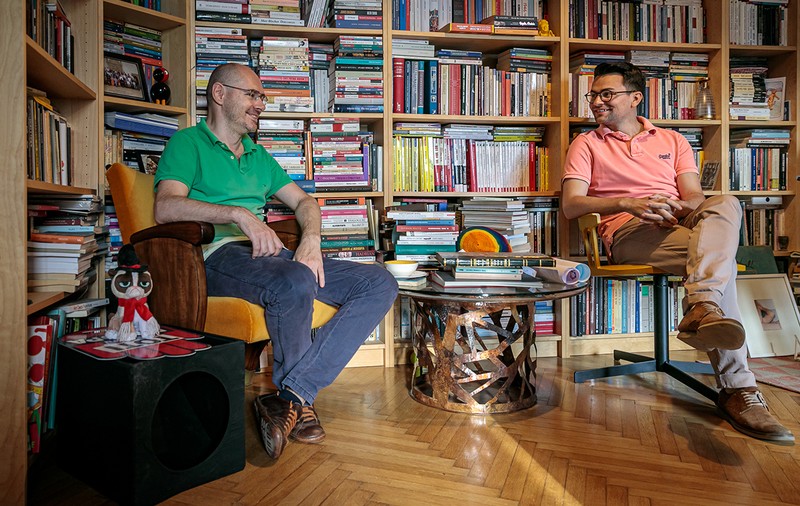 Cei doi bărbați îndrăgostiți, dintre care unul a absolvit Teologia și a fondat prima comunitate de creștini LGBT din România!