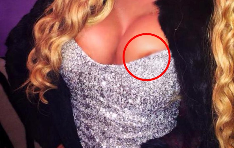 INCENDIAR! O vedetă de la noi şi-a luat o rochie ATÂT DE DECOLTATĂ, încât a rămas CU SFÂRCUL LA VEDERE! Uite cum I-A ÎNNEBUNIT PE BĂRBAŢII din jurul ei | FOTO