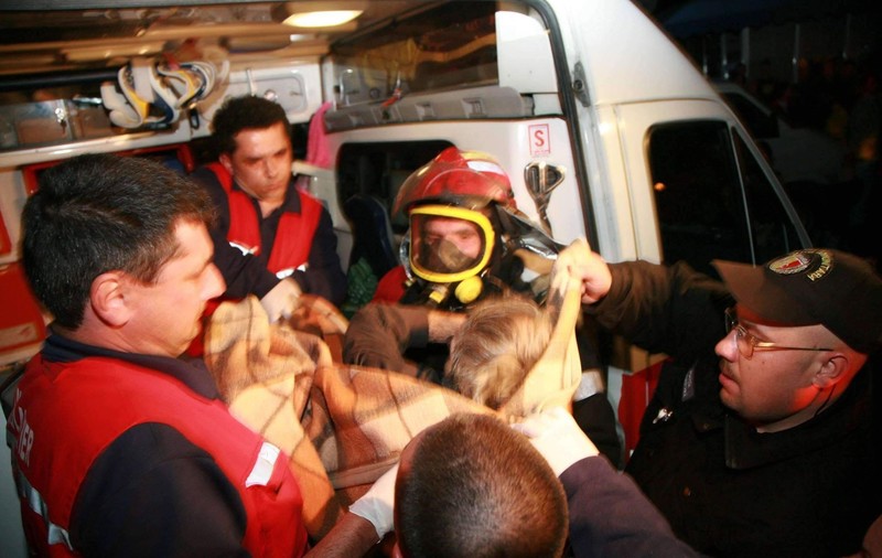 Tânără moartă și mama sa în stare critică, din cauza unui incendiu izbucnit în locuința lor din Sărata Monteoru/FOTO