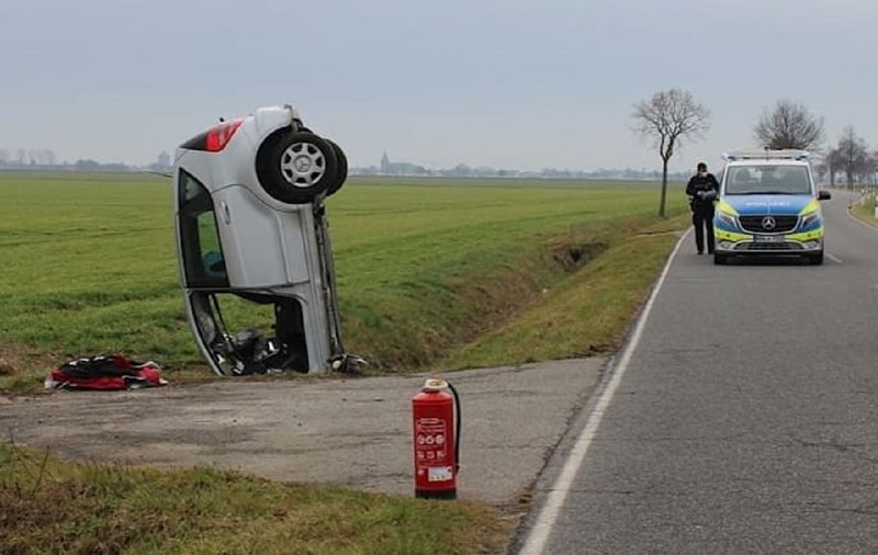 Acrobație uimitoare reușită de o șoferiță de 81 de ani. Așa au găsit polițiștii mașina