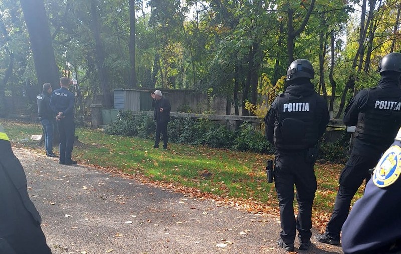 Un bărbat aflat pe Șoseaua Kiseleff din București s-a stropit cu benzină și a amenințat că își dă foc. Polițiștii au intervenit la timp