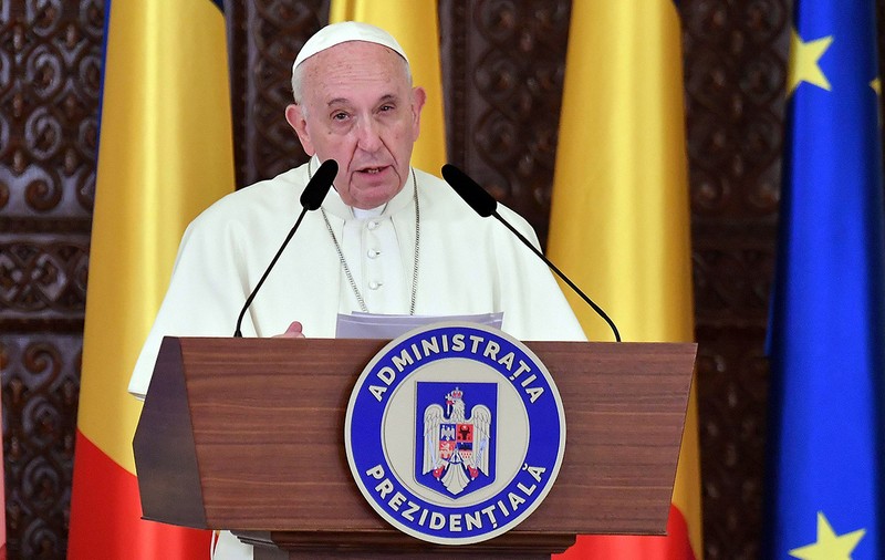 Primele mesaje postate pe Twitter de Papa Francisc în timpul vizitei în România