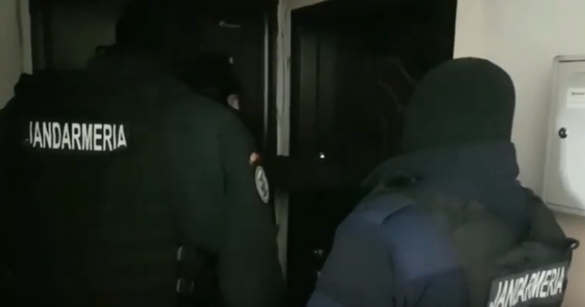 Cum l-au păcălit jandarmii pe un suspect să le deschidă ușa: „De la gaze!”. Imaginile au devenit virale
