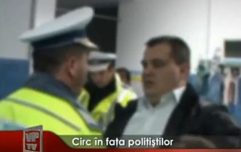 Un poliţist a fost luat la mişto de un şofer beat: "Vrei să-ţi iau şapca?" | VIDEO