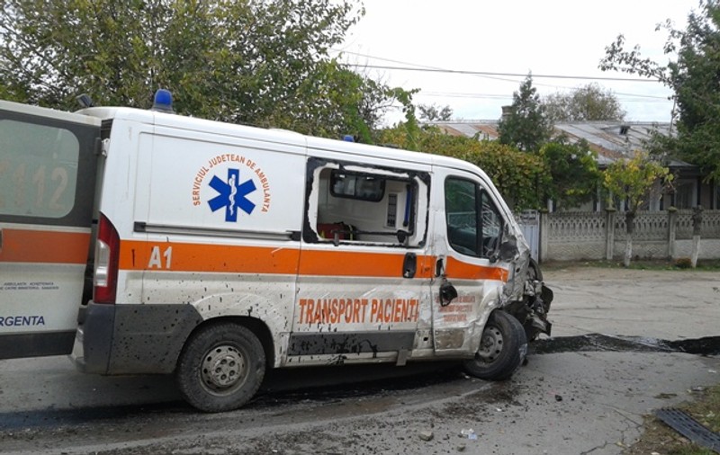 Un tractorist fără permis a făcut praf o ambulanţă care transporta un copil de 2 ani
