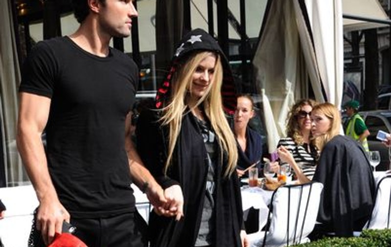 Avril Lavigne e din nou singurică