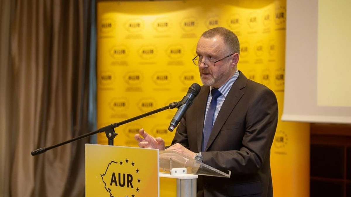 VIDEO Ce avere are senatorul AUR Sorin Lavric. Soția parlamentarului misogin câștigă de 20 de ori mai mult decât el