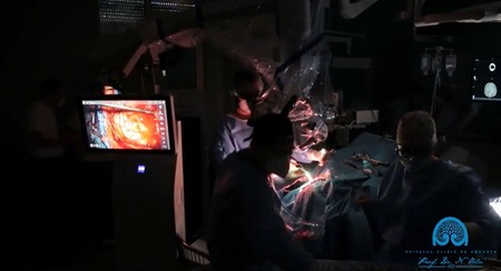 Pentru a putea evidenția produsul fluorescent care i-a fost aplicat pacientei, operația s-a desfășurat cu luminile stinse | Sursa foto: Spitalul de Neurochirurgie din Iași
