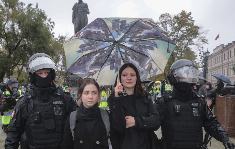 „Vremea rezistenței pașnice s-a terminat”. Planurile organizației feministe clandestine care luptă în Rusia împotriva lui Putin