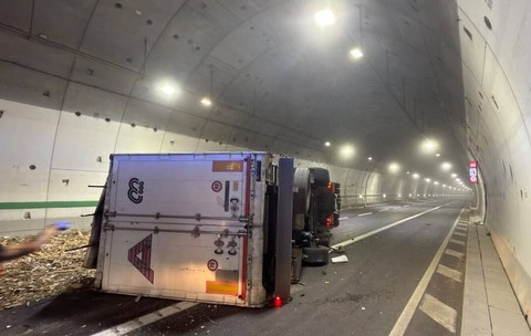 Șoferul român de TIR a murit pe loc. Sursă foto: Polizia Stradale.