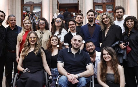 Trofeu pentru incluziune, dar acces prin ușa pentru decoruri și marfă! Culisele tehnice de la Gala UNITER: Ce s-a întâmplat în spatele scenei cu actorii în scaun rulant ai piesei „Supernormalii”