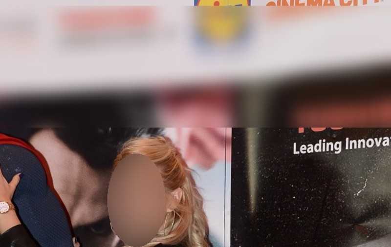 A plecat LA PIPĂIT DE BĂRBAŢI! Uite cum se răcoreşte o celebră blondă