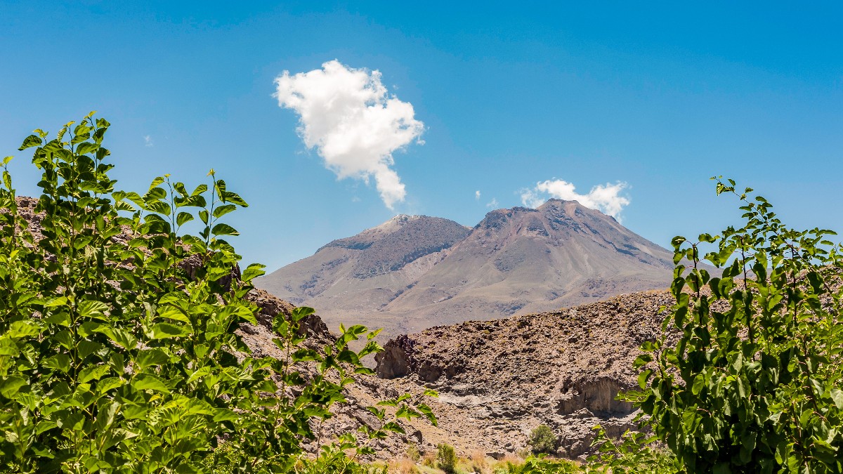 vedere spre vulcanul Taftan din Iran