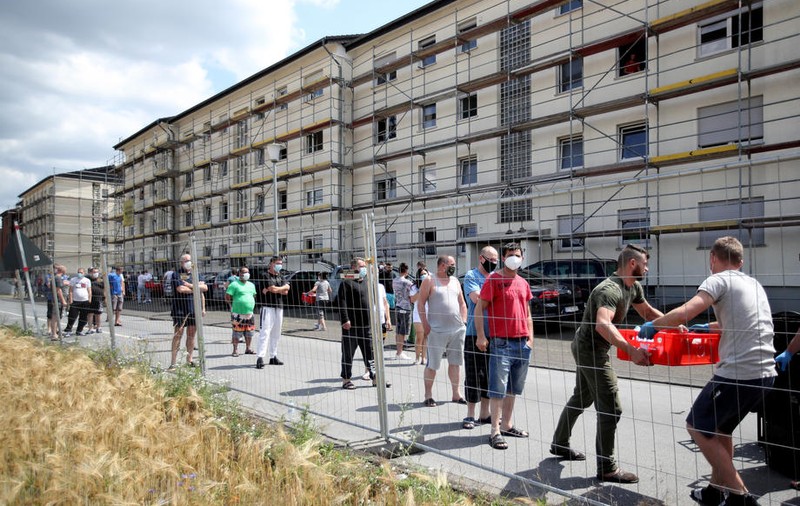 Germania extinde carantina după focarul izbucnit în abatorul la care lucrează mii de români. Restricții pentru două districte cu peste 600.000 de locuitori