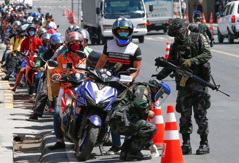 Polițiști filipinezi laun punct de control dela granița dintre provincia Rizal și Marikina City Foto: EPA