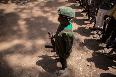 Un copil soldat participând la o ceremonie în Yambio, Sudan, în 2018. Foto: Profimedia
