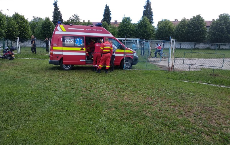 VIDEO/ O mamă şi o fetiță de un an au fost lovite de o maşină, pe o trecere de pietoni lângă Făgăraș. Copila a fost luată cu elicopterul SMURD