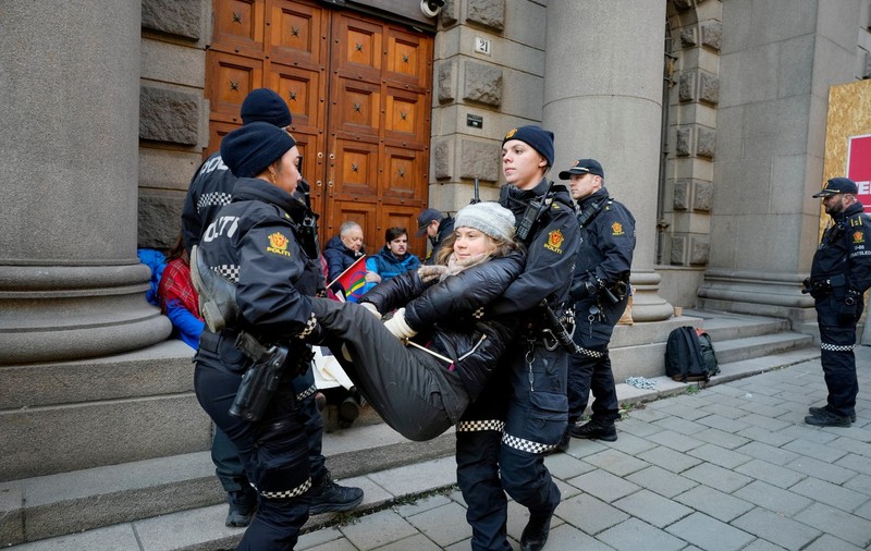Greta Thunberg, reținută de polițiști în timpul unei demonstraţii la Oslo. VIDEO
