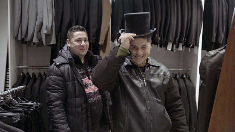 Frații Marius (stânga) și Gabriel probează costumele pentru clip| Foto: Iga Mikler