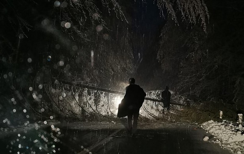 Mii de case din Apuseni nu au încă electricitate după avariile provocate de fenomenele meteo. Localitățile în care se stă de 3 zile pe întuneric
