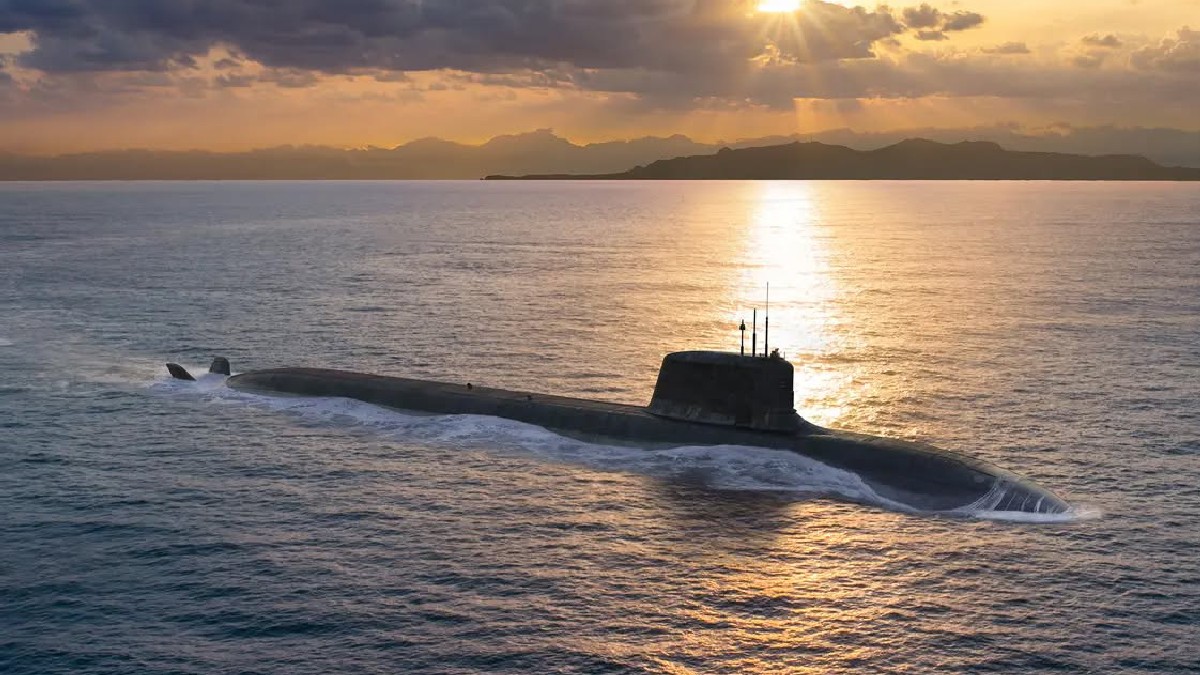 Submarin care iese din apă