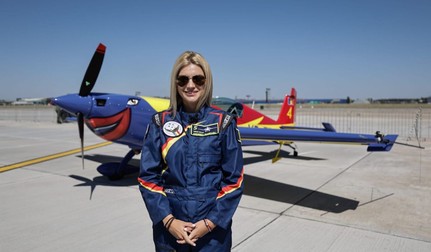 Andreea Bănesaru, în fața avionului său Extra 330SC, pe Aeroportul Băneasa. Foto: Vlad Chirea / Libertatea