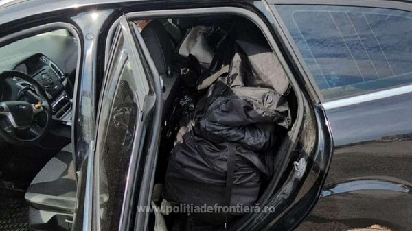 tigari intr-o masina neagra a unui sofer bulgar - Politia de Frontieră