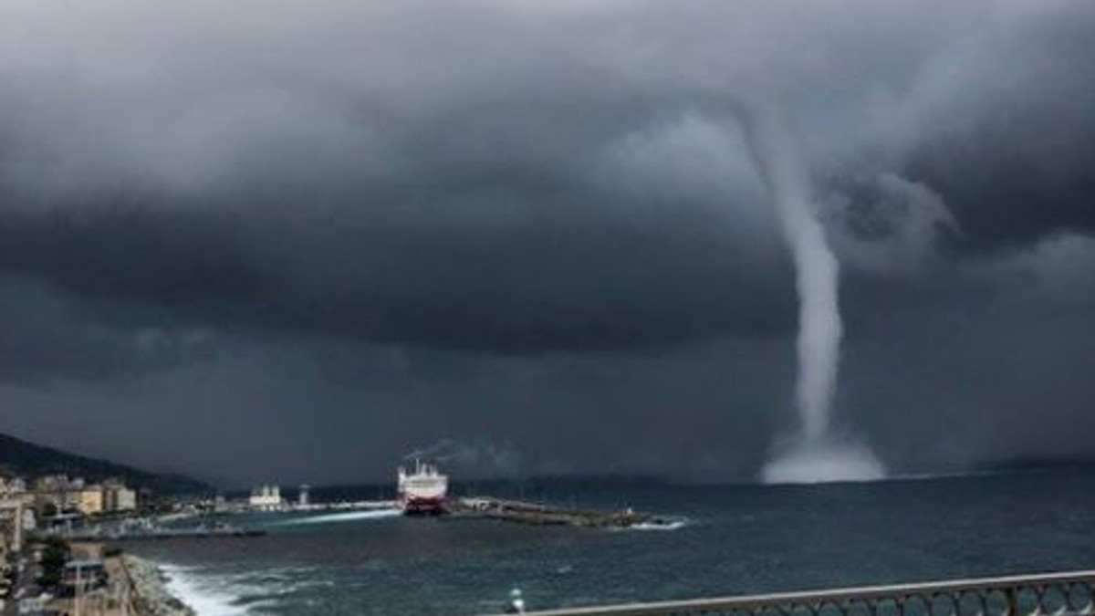 Fenomen extrem în Franța. O tornadă, filmată în timp ce ''soarbe'' apa mării Mediterane