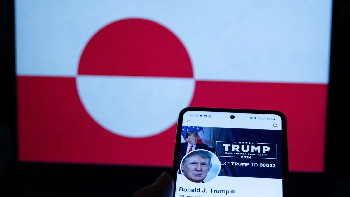 profilul lui Donakd Trump afișat pe ecranul unui telefon, cu steagul Groenlandei pe fundal