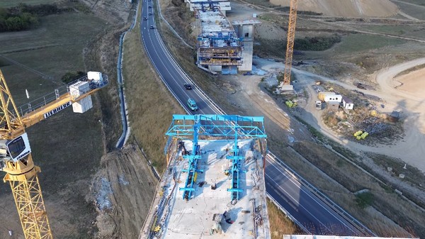 La construcția unui pasaj se folosește un cofrag metalic mobil, cu ajutorul unei macarale uriașe