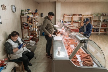 Monica și fiul ei, Daniel Rezban, Carnicería Caraiman