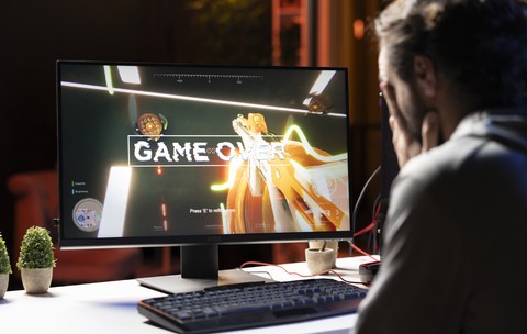 Un bărbat care stă pe jocuri video cel puțin 5 ore pe zi se plânge că soția îl pune să aibă grijă de copil: „Eu lucrez, de fapt ea doar se joacă împreună cu cel mic!”