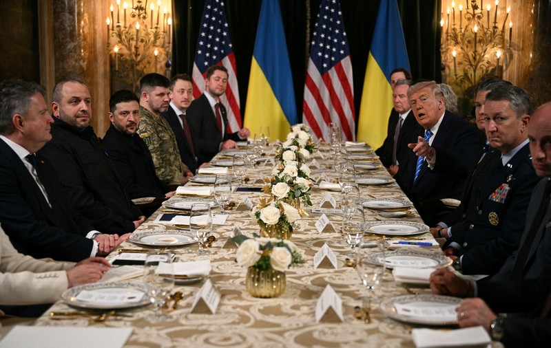 Volodimir Zelenski, servit cu tort „Trump”, la prânzul oferit de președintele american înainte de negocierile de la Mar-a-Lago