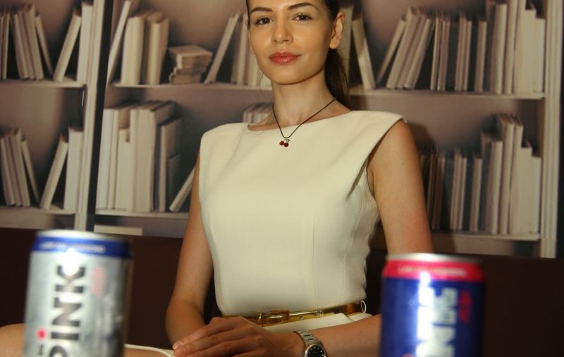 Vrei să guști băutura promovată de Monica Gabor? Uite cât costă și cum poți să comanzi Mr.Pink!