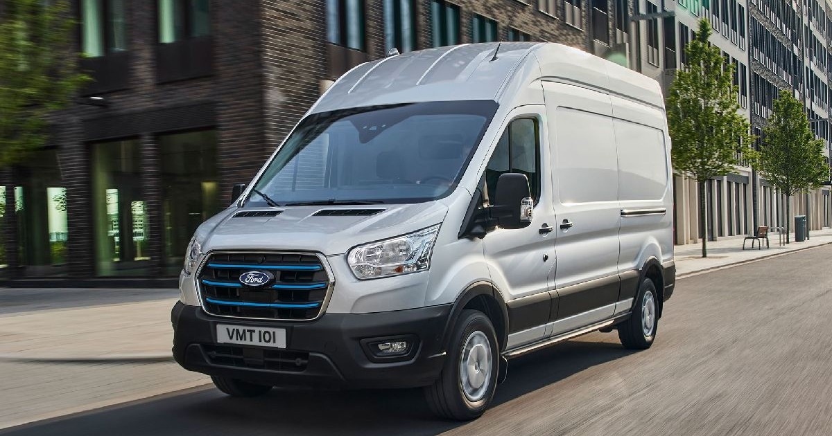 Masina de transport persoane gri singura pe drum marca Ford
