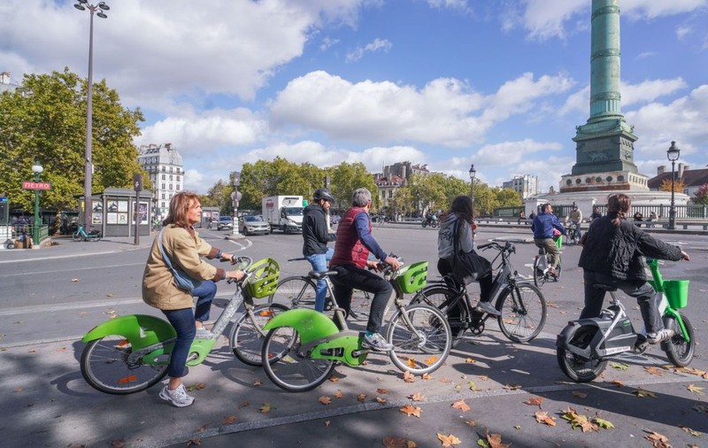O bandă de alergare a căzut peste ea în timp ce se plimba cu bicicleta prin Paris. Un locatar, pus sub acuzare și încarcerat