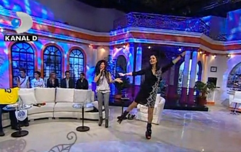 Gabriela Cristea Toader a ţopăit pe ritmuri de Kangoo Jumps în direct | FOTO