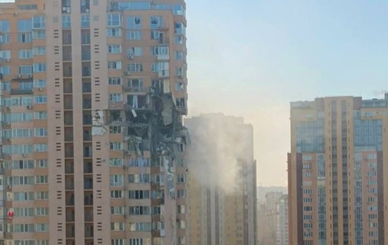 VIDEO | Bloc de locuințe din Kiev, lovit de o rachetă sâmbătă dimineață. Momentul șocant, surprins de camere