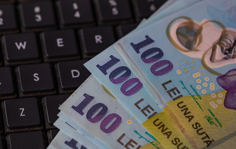Cele mai ușoare ținte pentru escrocheriile cu bani falși, ascunși printre bancnote reale: vinovații scapă foarte ușor