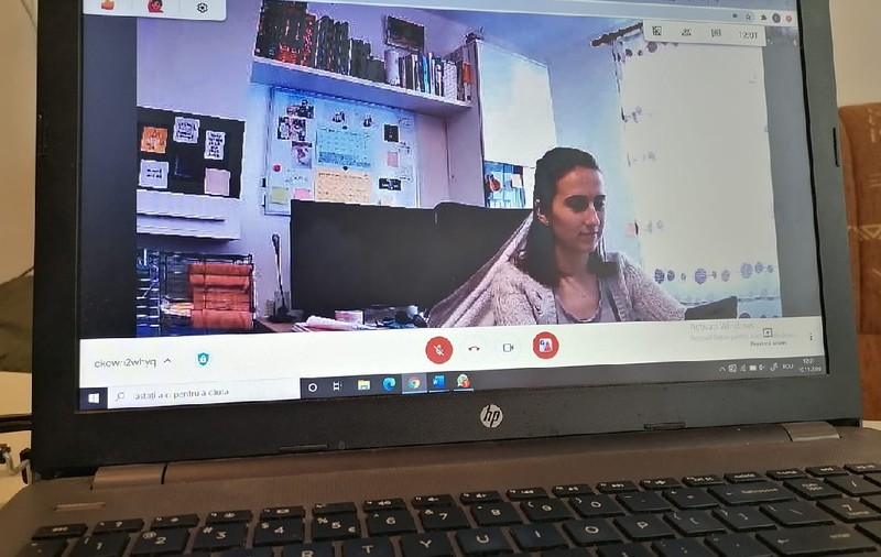 Jurnalul unei învățătoare dintr-o zonă defavorizată: „Cu o fetiță încerc în fiecare zi să mă conectez online. Eu vorbesc acum, ea mă aude peste trei minute”