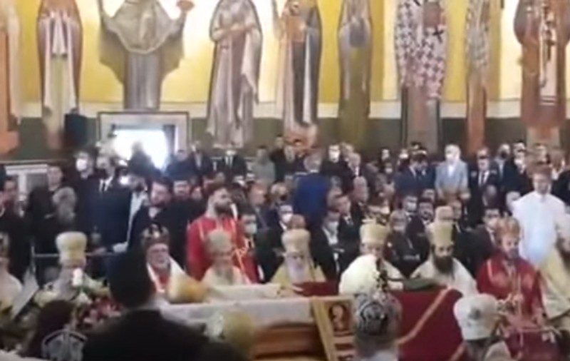 VIDEO | Mitropolitul Muntenegrului, care a murit infectat cu COVID, a fost atins de mii de credincioși în timpul funeraliilor