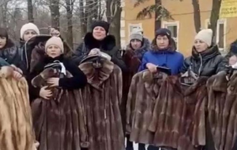 Mai multe văduve ale rușilor morți pe frontul din Ucraina au primit haine de blană: „Eu am returnat-o, era prea mică”