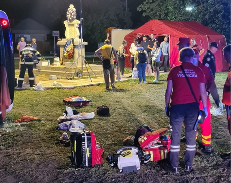 Un autocar cu ucraineni s-a răsturnat în Vrancea. 20 de oameni, printre care și copii, au ajuns la spital