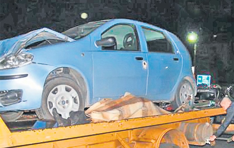 Pentru că şoferul de la IML ar fi plecat în concediu cu maşina de serviciu, poliţţiştii au cărat cadavrul pe platformă!