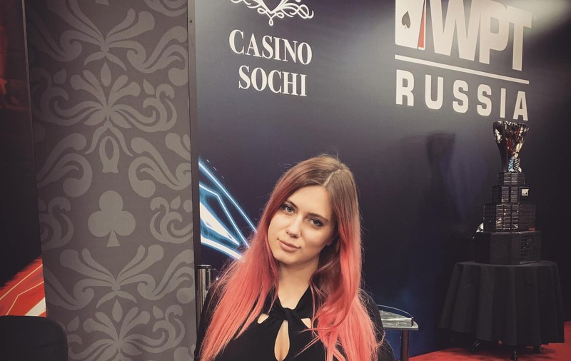 Cea mai sexy jucătoare de poker din Rusia a murit electrocutată în timp ce-și încărca telefonul în baie