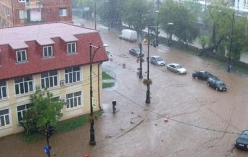O inundație puternică a paralizat Reșita. Cum se vede de sus orașul sub ape