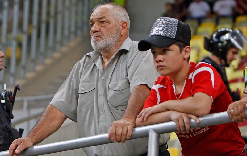 Cutremurător. Tatăl lui Cătălin Hîldan a venit să-i aprindă o lumânare lui Ekeng: ”Plângea, i s-a făcut rău!” | EXCLUSIV